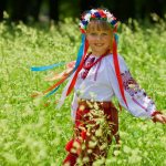 Девочка в русском костюме в поле