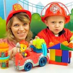 Мама с ребенком играют в пожарных